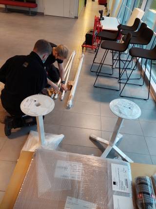 Kuva, jossa kaksi Martelan kalusteasentajaa kokoaa kalusteita valmiiksi.