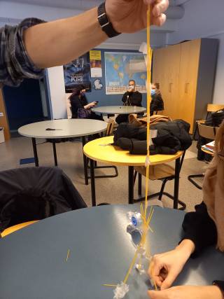 Spagettitorni vaahtokarkilla.