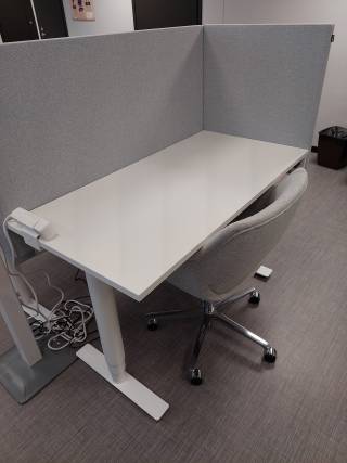 Kuva, jossa sähköinen työpöytä, jonka edessä tuoli..