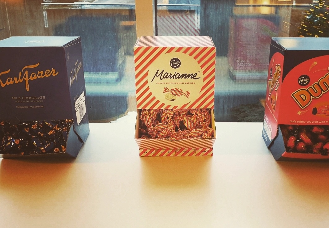 Kolme Fazerin karkkilaatikkoa pöydällä, fazerin sininen, Marianne ja Dumle