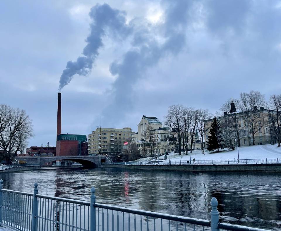 Näkymä Koskipuistosta kohti Hämeenkatua, jonka läheisyydessä sijaitsee Tampereen parhaat opiskelukahvilat.