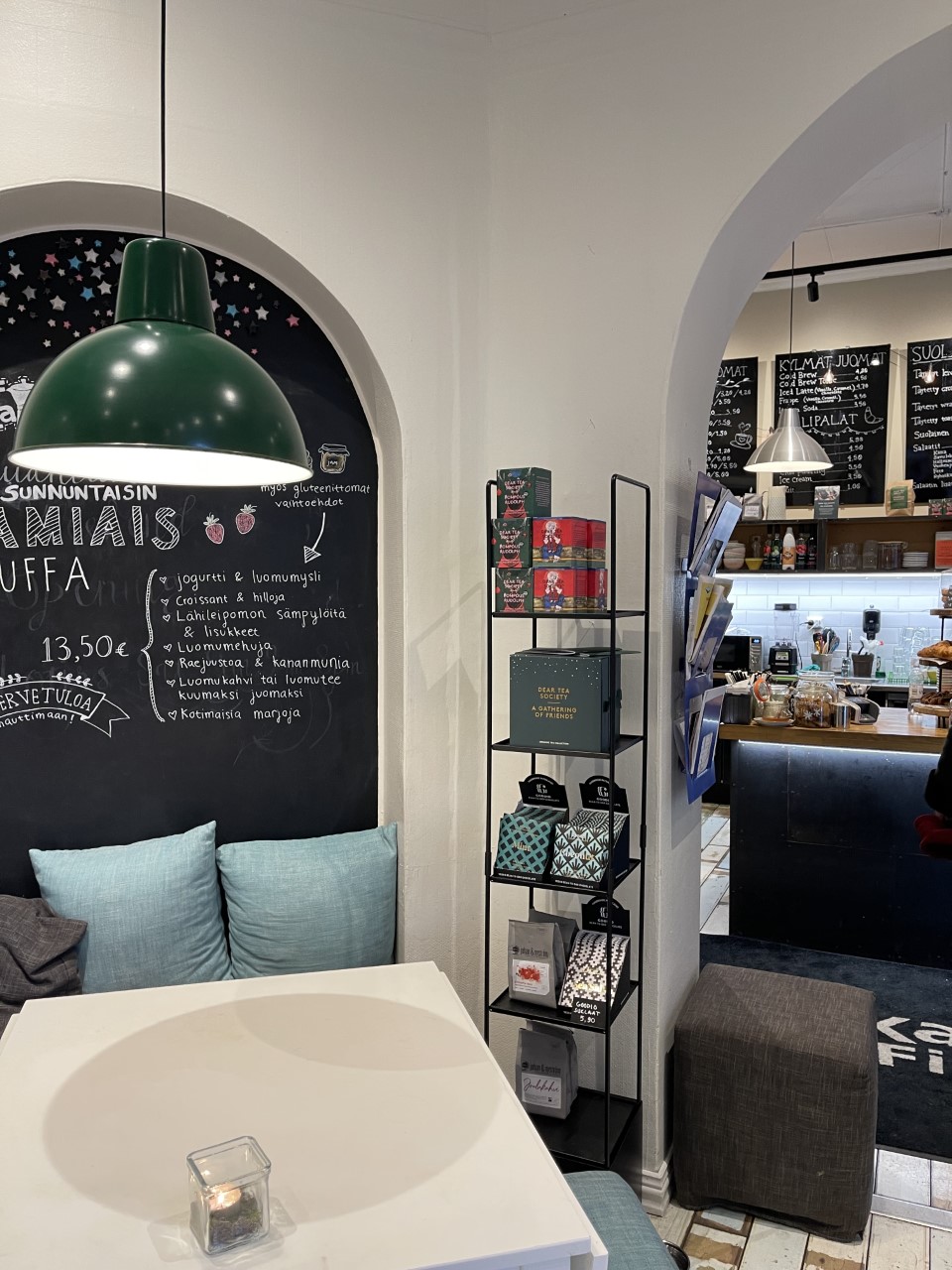 Kaffila on kooltaan pieni, mutta tarjoaa laajan valikoiman herkullisia kahveja ja leivoksia.