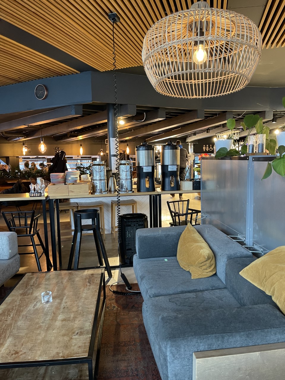 Koskipuistossa sijaitsevassa Puisto kahvilassa on paljon tilaa työskentelylle.