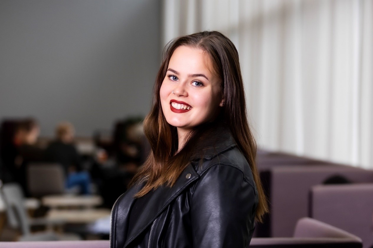 Nea Laakkonen profiilikuva, nainen mustassa nahkatakissa