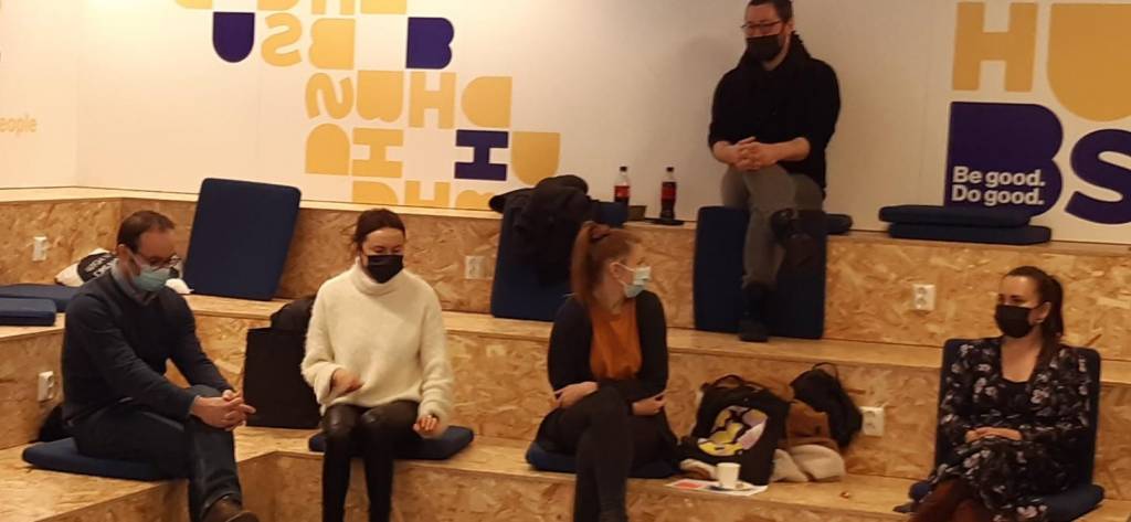 Opiskelijoita luokassa.