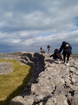 Galwayssa kivimuurilla