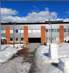 Tulliportin normaalikoulu kuvattuna ulkoapäin.