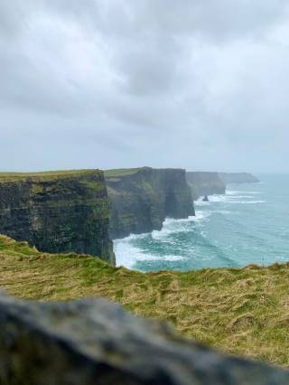 jyrkänne meren rannalla