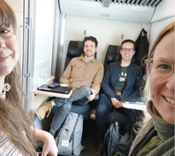 Kuvassa Joensuussa vierailleet opettajat junassa istumassa, 