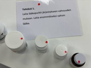 Lääkepurkkeja ja ohje laittaa ne vahvuuden mukaan suuruunjärjestykseen.
