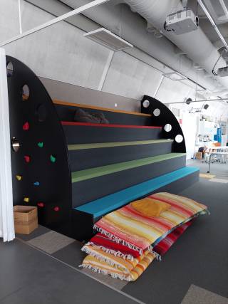 Kuva, jossa istuinportaat ja mattopatjat