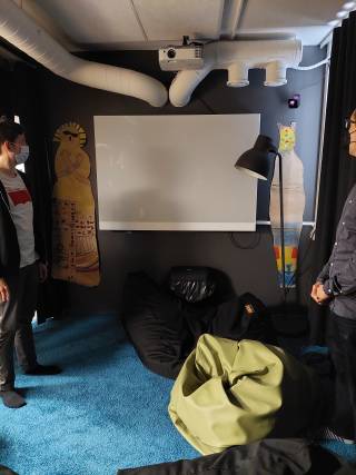 Pieni immersiotila säkkituoleineen