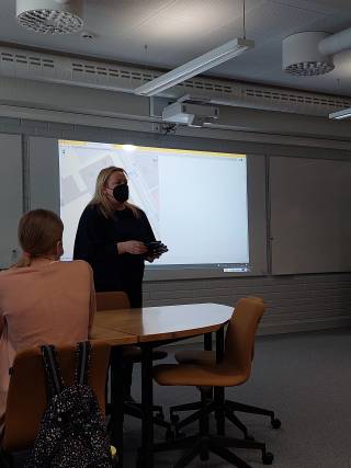 Kuva, jossa opettaja kertoo ohjeita oppilaille immersiivisessä tilassa