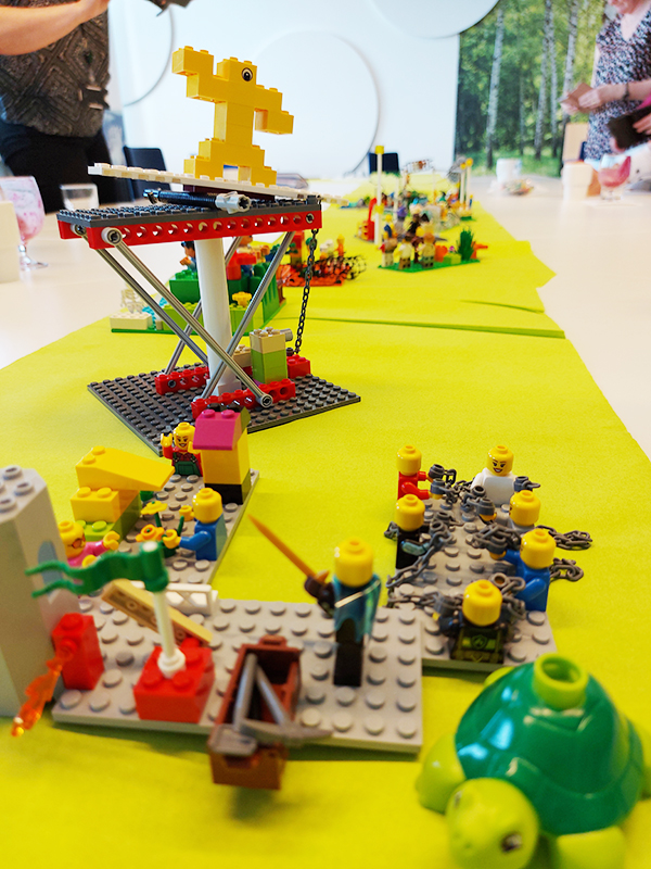 Työpajassa syntyneitä legorakennelmia.