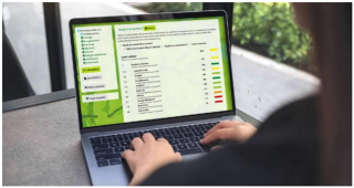 Henkilö käyttää ICT4LC-itsearviointisivustoa kannettavalla tietokoneella