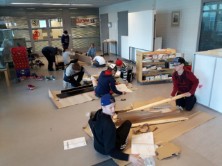 Kuva, jossa oppilaat osallistuvat oppimisympäristön rakentamiseen.