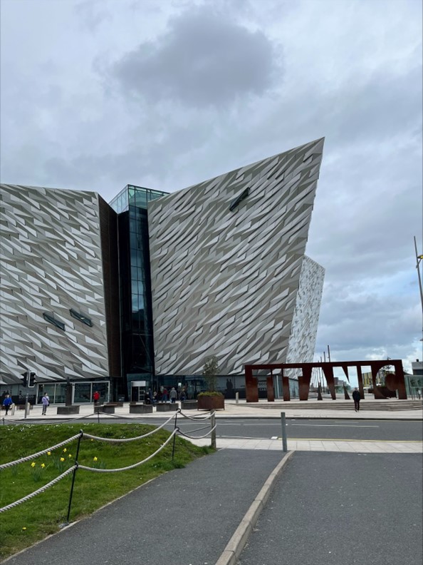 Talon muoto muistuttaa laiva keulaa