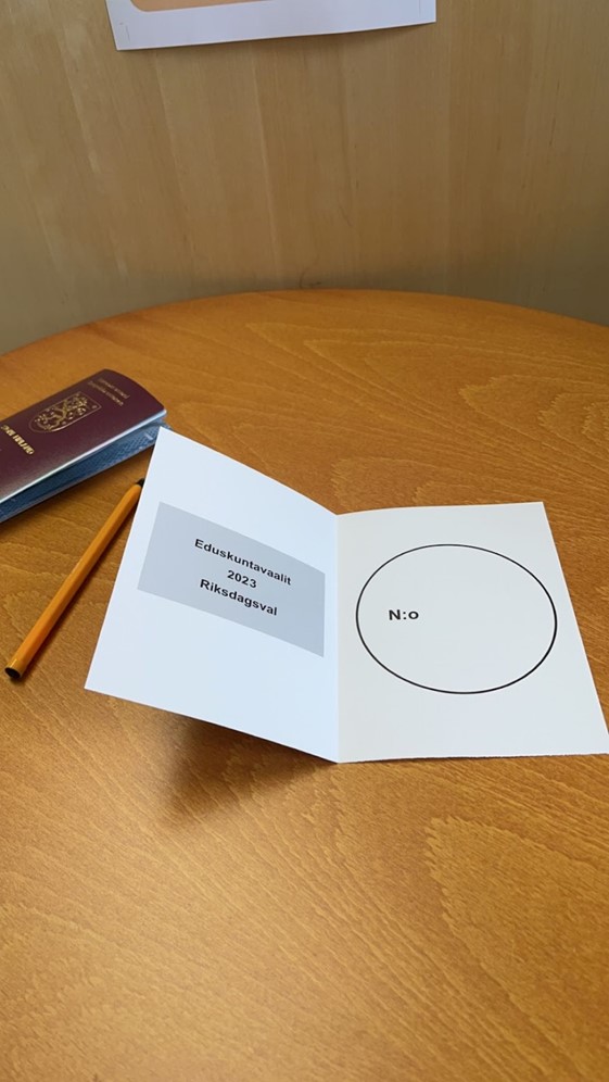 Äänestyslippu, passi ja lyijykynä