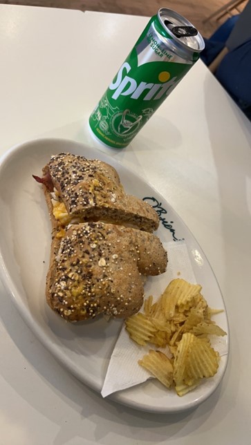 Sprite tölkki, kolmiapilan muotoinen täytetty leipä ja paistettuja perunoita