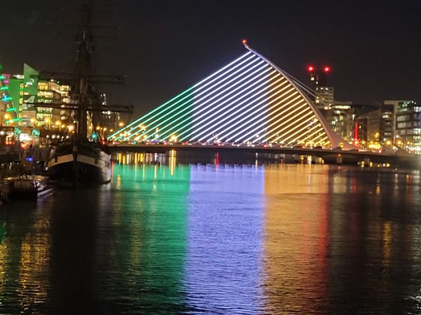 silta iltavalaistuna