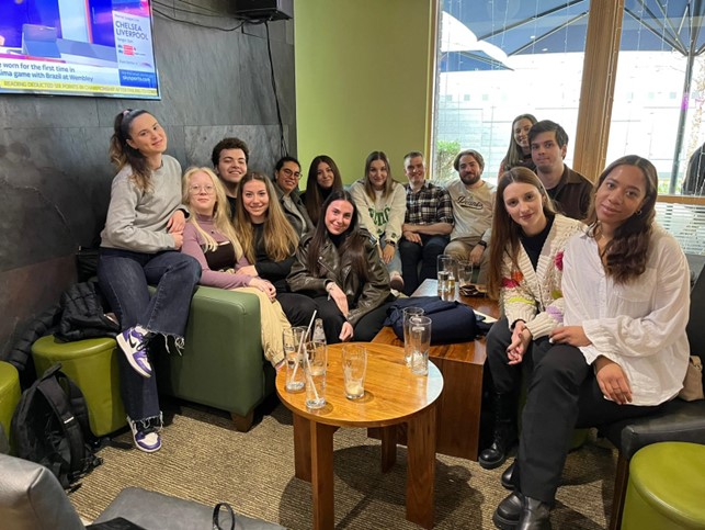 Ryhmäkuva opiskelijoista