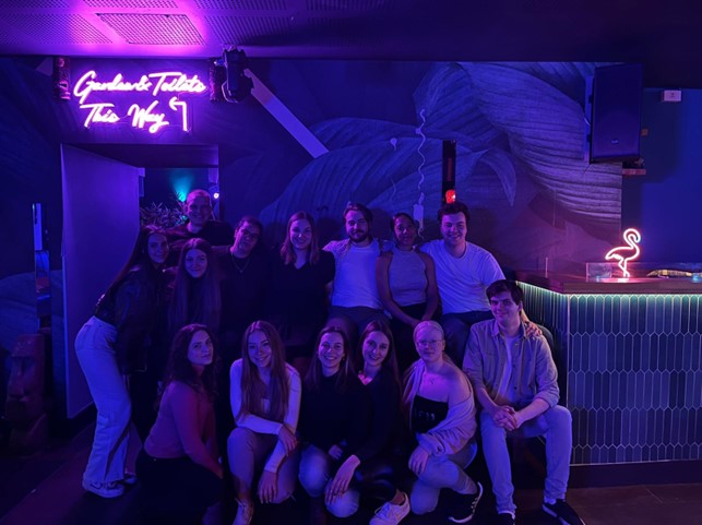 opiskelaryh,mäkuva hämyisessä yökerhossa