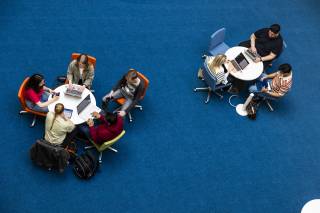 Yhdessä opiskelua yliopistolla.