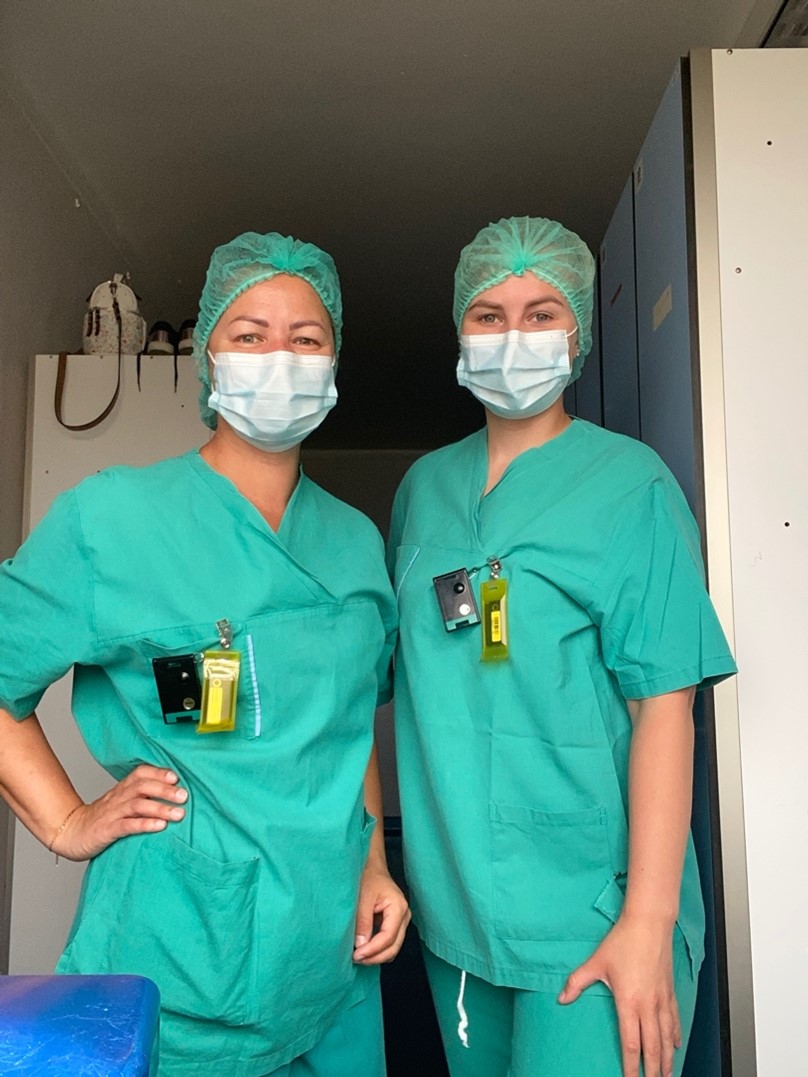 opiskelijat työvaatteissa valmiina leikkausaliharjoitteluunaussalissa