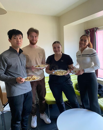 Opiskelijat ryhmäkuvassa