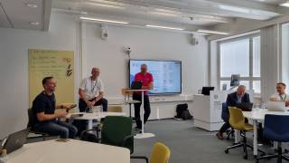 Kuva luokkatilasta, jossa opettajat kesutslevat.