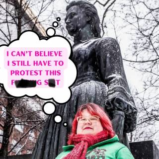 Saara Särmä Minna Canthin patsaalla