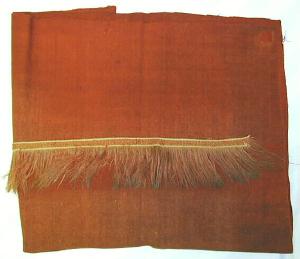 Kuva vanhasta punaisesta kirkkotekstiilistä.