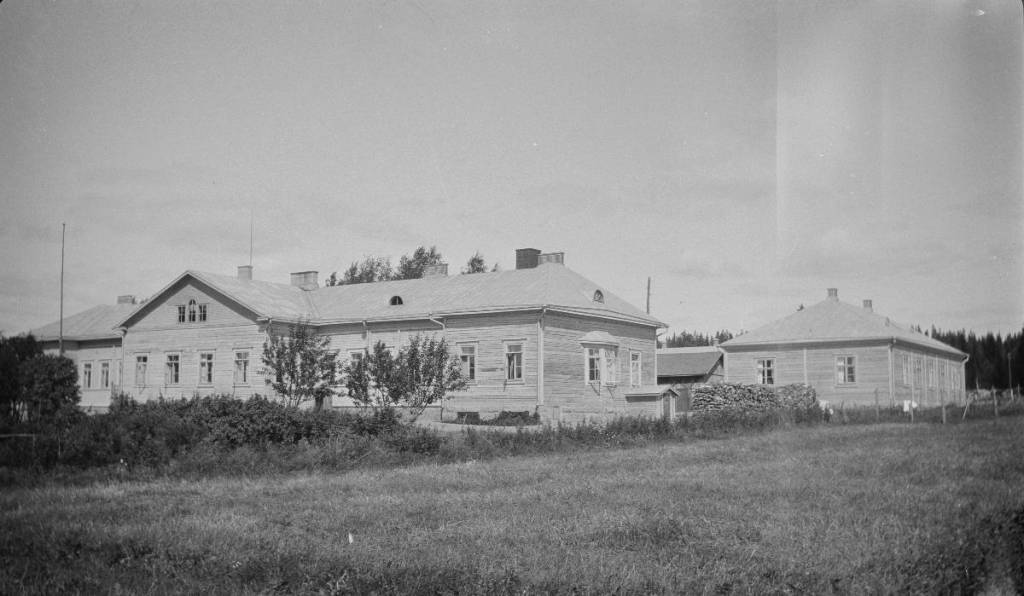 Kuva vanhoista köyhäintalorakennuksista.