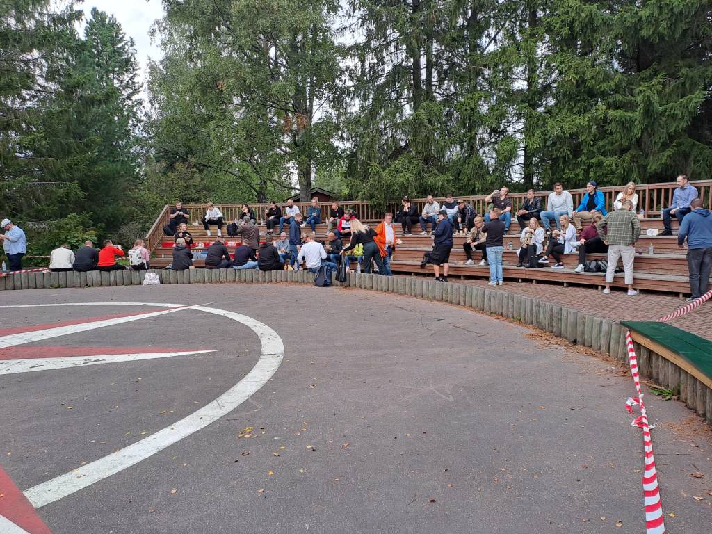 Opiskelijat piknikillä Pelle Hermannin leikkipuiston amfiteatterissa.