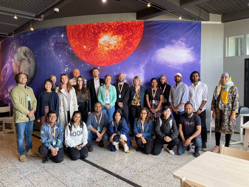 Group of people in front of the Särkänniemi Planetarium