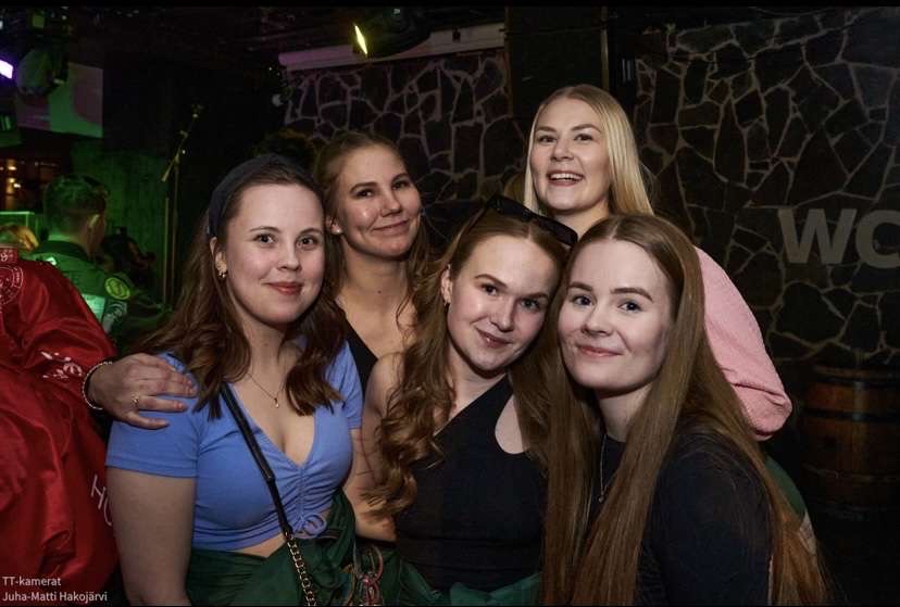 A friend group of five students at Kolmiot.