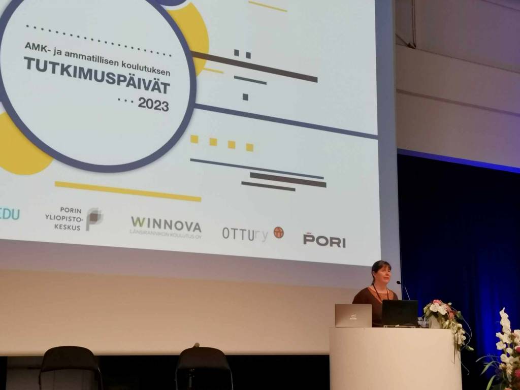 Eveliina Asikainen luennoimassa.