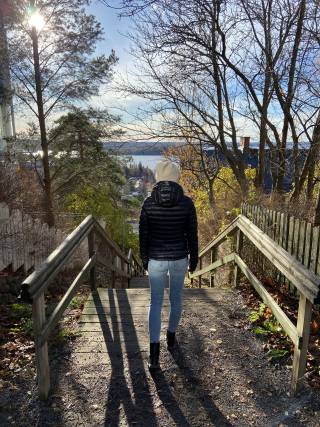 Kirjoittaja Pispalan portaissa aurinkoisena syyspäivänä.