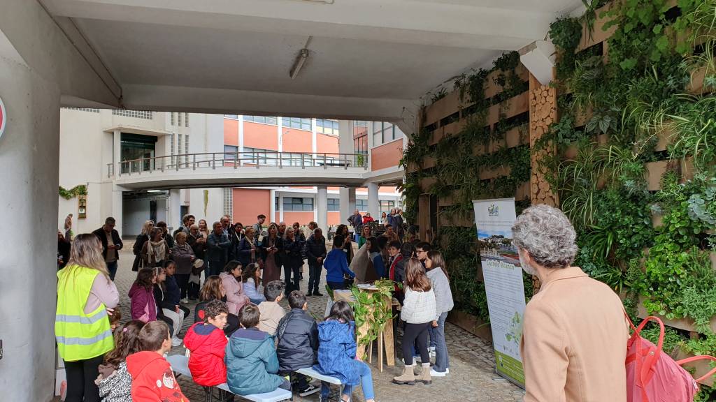 Ihmisiä kerääntyneenä kadulle.