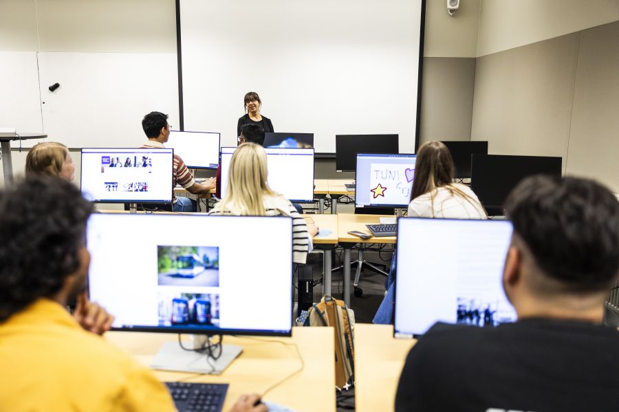 Computer classroom during a lecture.