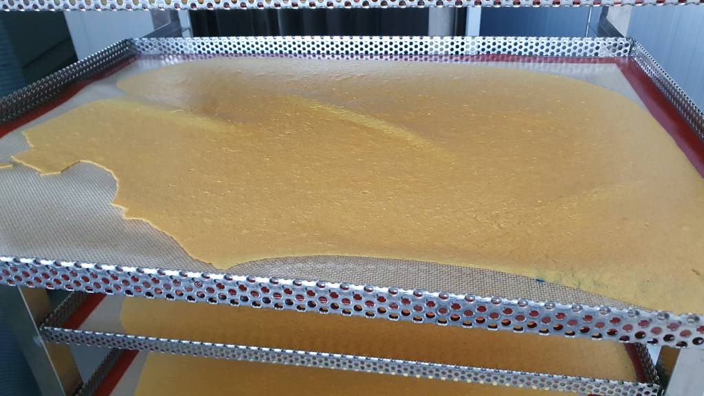 Kuivattua appelsiinia levynä pöydällä.