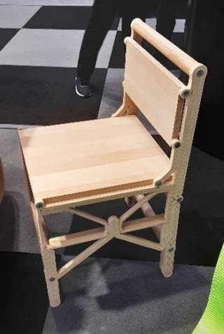 Puumateriaalista valmistettu tuoli.