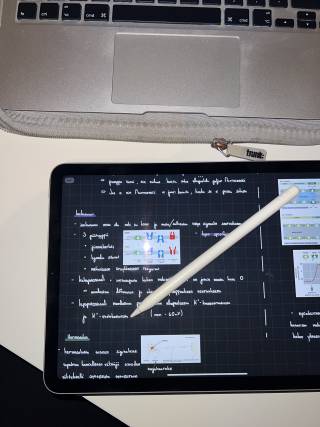Ipad, johon tehty tummalle sivulle muistiinpanoja solubiologiasta