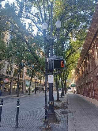 Liikennevalotolppa kadulla.