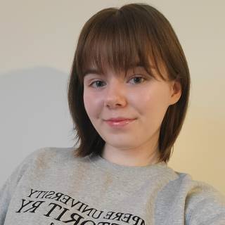 Kuva tämän blogin kirjoittajasta, Sannista.