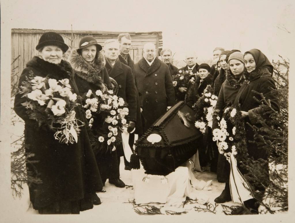 Vanha kuva hautajaisista.