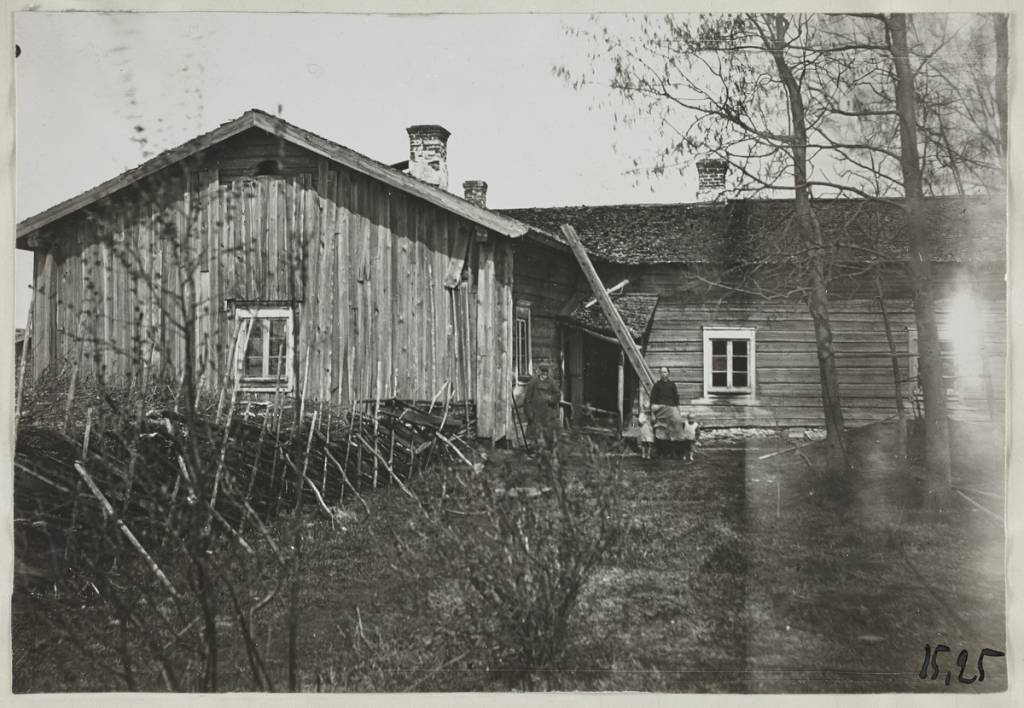 Vanha kuva talosta ja puutarhasta.