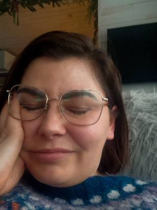 Kuva hymyilevästä Jennistä, joka pyyhkii silmiään.