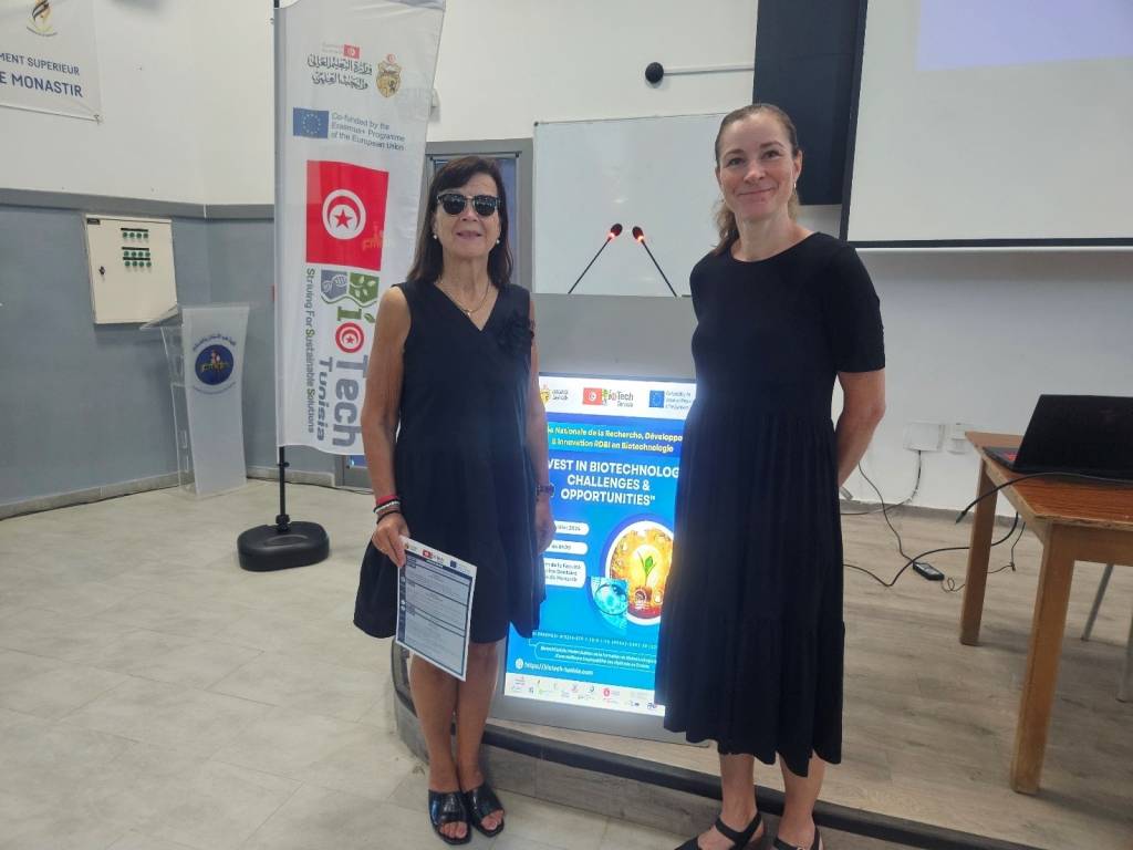 Ulla Häggblom and Piia Kanto standing in front of a screen.