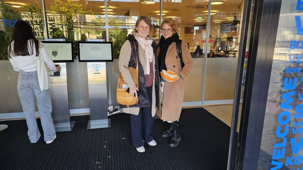 Kaksi naista seisovat vierekkäin.